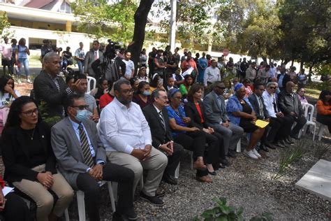 Facultad De Humanidades UASD Develiza Tarja Conmemorativa A Las Mujeres