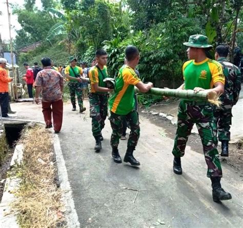 Tanggap Bencana Alam Yonif Mr Kostrad Bantu Warga Bersihkan