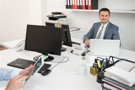 Los hombres de negocios jóvenes felices trabajan en la oficina moderna