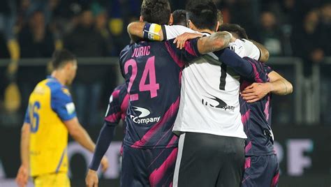 Serie B Il Parma Batte In Nove Il Frosinone Il Pisa Ribalta Il