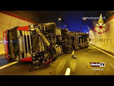 Incidente In Galleria Su Autostrada Coinvolti Un Autoarticolato E Una