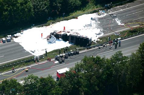 Lkw Fahrer Stirbt Bei Unfall Auf A Bei G Tersloh Fotostrecke