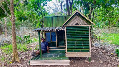 Camping Hujan Deras Membangun Shelter Bambu Sederhana Di Dalam Hutan