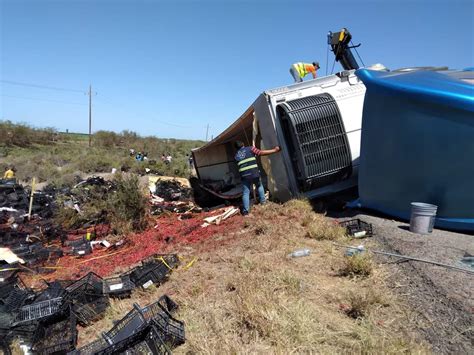 Tráiler cargado de fresas sufre accidente tipo volcadura en el Valle