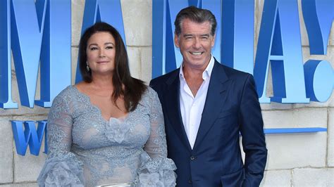 Süß Pierce Brosnan kuschelt bei Spaziergang mit seiner Frau