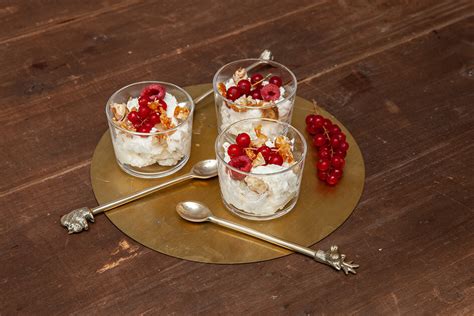 Gorgonzola Mousse Mit Karamellisiertem Nusskrokant Und Roten Beeren