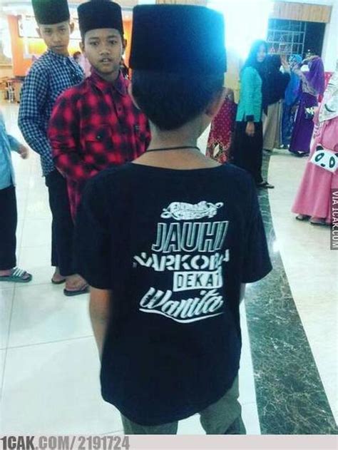6 Tulisan di Belakang Kaus Bocah Ini Kocak, Bikin Nyengir - Hot ...