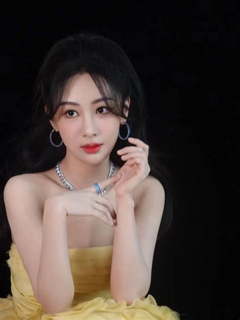 Dương Tử lép vế trước Triệu Lộ Tư dù đứng đầu BXH sao Hoa ngữ hot nhất năm Sao Hoa ngữ