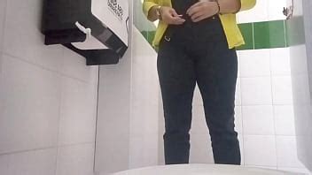 Camara En Ba O De Consultorio Graba A Secretaria Meando Xvideos