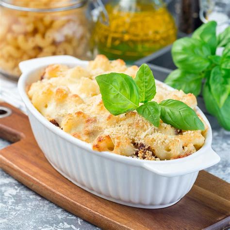 Cazuela De Los Macarrones Con La Carne Picada El Queso Y El Tomate En