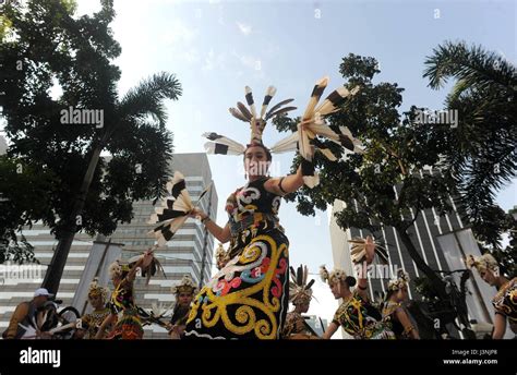 Jakarta Indonesia 7th May 2017 Dancers Perform Burung Enggang Dance