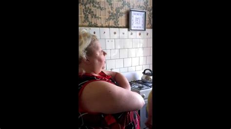 Бабка угрожает и выгоняет - YouTube
