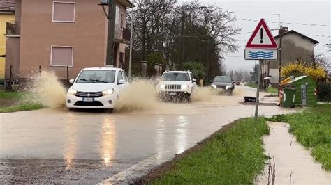 Ore Di Pioggia Battente Strade Allagate E Disagi In Oltrepo La