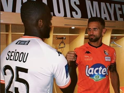 Stade Lavallois Les Nouveaux Maillots D Voil S Pour La Saison