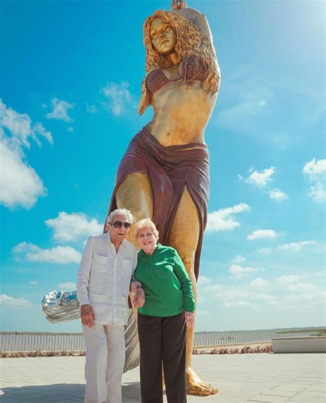 Develan Estatua De Shakira En Barranquilla