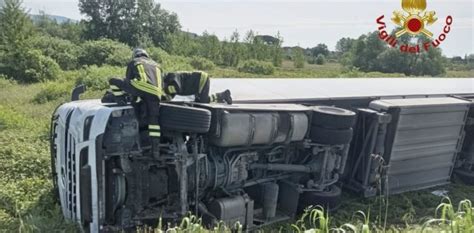 Camion Si Ribalta E Finisce Fuori Strada Intervengono I Vvf