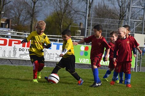 Met Plezier Leren Voetballen Voor Meisjes En Jongens Bij S V Lopik S