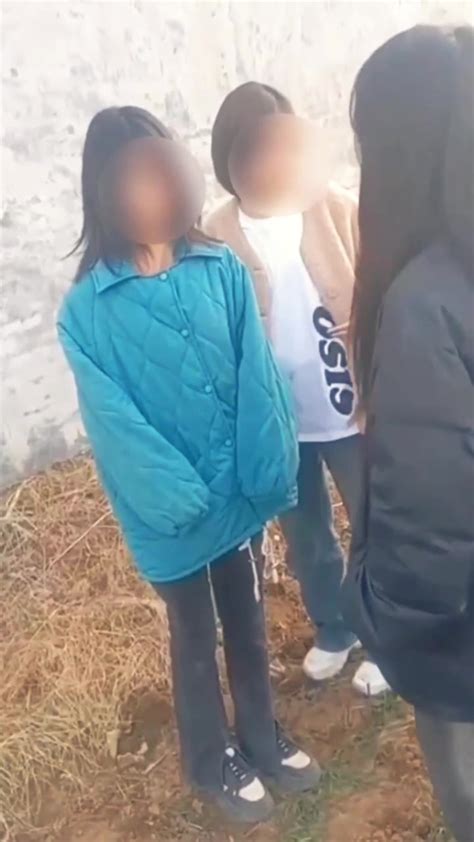 再现霸凌！女孩被多人围堵，疑让服从被拒狂扇脸？