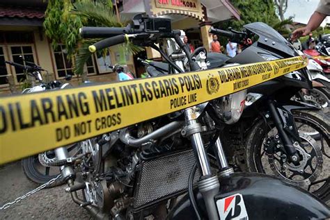 Aksi Komplotan Pencuri Motor Di Bandung Terekam CCTV Gotong Sepeda