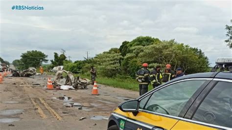 Motorista Morre Em Acidente Entre Dois Carros E Dois Caminhões Em