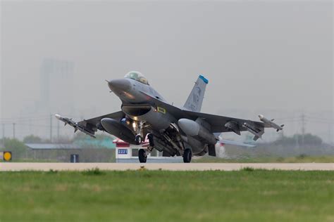 F-16 Fighting Falcon fighter crashes in South Korea; pilot safe