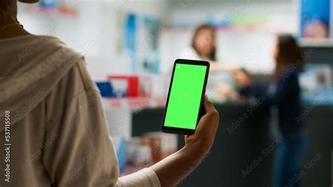 Fotograf A Female Client Holding Smartphone With Greenscreen Display In