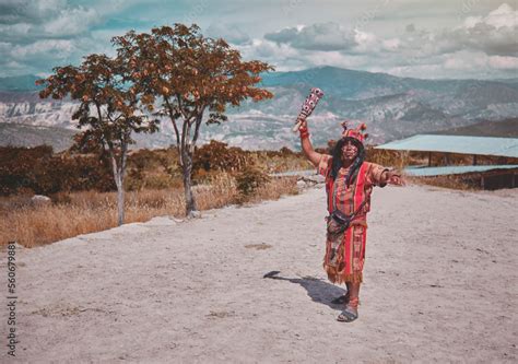 Foto De Representation Of Inca Warrior Dressed And With Battle Weapons