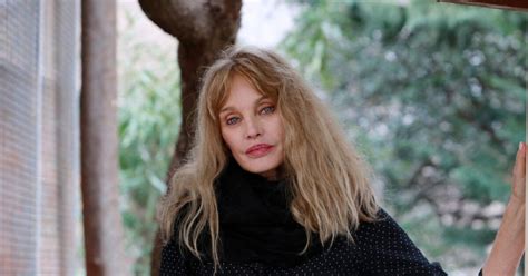 Arielle Dombasle Divine naïade elle dévoile son corps de rêve en bikini Purepeople