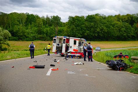 Motorradfahrer Bei Missgl Cktem Berholman Ver Zwischen Stuttgart Und