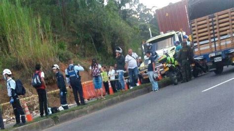 Fotos Mujer Motociclista Fue Arrollada Por Un Camión En La Variante A