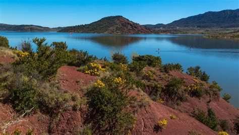 Le Lac du Salagou joyau artificiel de la nature au cœur de l