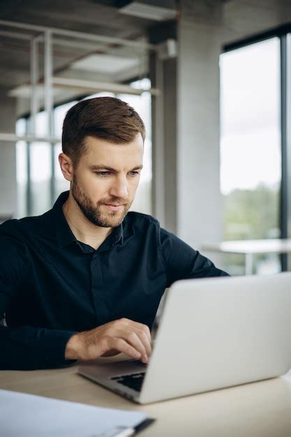 Homem De Neg Cios Trabalhando No Laptop Em Sua Mesa Foto Premium