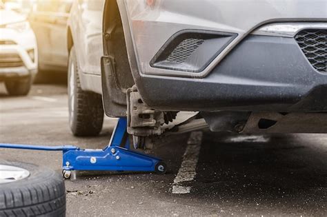 Remplacement De Roue De Voiture Concept De Montage De Pneus En Libre