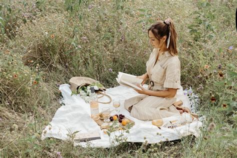 How To Create A Picnic Aesthetic Outfit Ideas And 5 Things To Pack