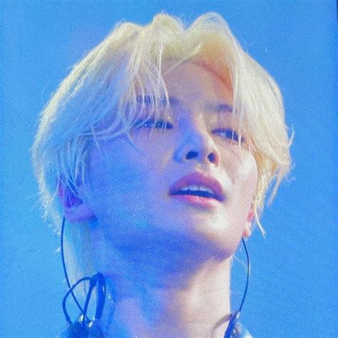 I N Jeongin Blonde Hair Maniac World Tour Pecas Hermosas Grupo De