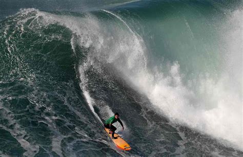 Surf Al Big Wave In Portogallo Mitchell Domina E Doma Onde Di Metri