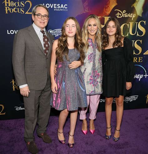 Sarah Jessica Parker Brings Twin Daughters To Hocus Pocus 2 Premiere