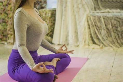 Mujeres Hermosas Con La Meditaci N Y La Yoga Para Restaurar La Mente Y