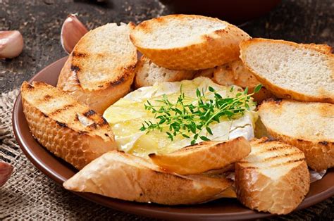 Queso Camembert Al Horno Con Tomillo Y Pan Tostado Frotado Con Ajo