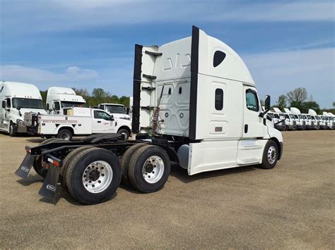 Freightliner Cascadia Sleeper Semi Truck Condo Sleeper