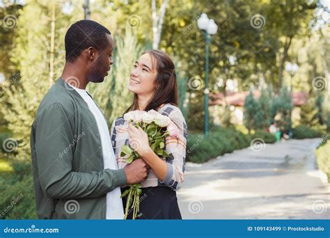 Homme Donnant Des Fleurs Pour Sa Belle Amie Image Stock Image Du