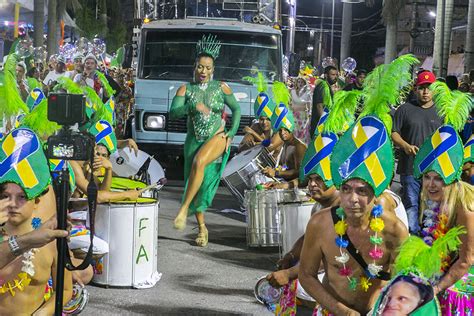 Blocos Oficiais Levam Alegria E Homenagens Em Desfiles Na Passarela Do