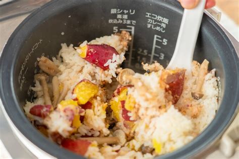 写真 1ページ目驚くほど簡単すぎる「サツマイモの炊き込みご飯」。丸ごと炊飯器に入れるだけ Esseonline（エッセ オンライン）