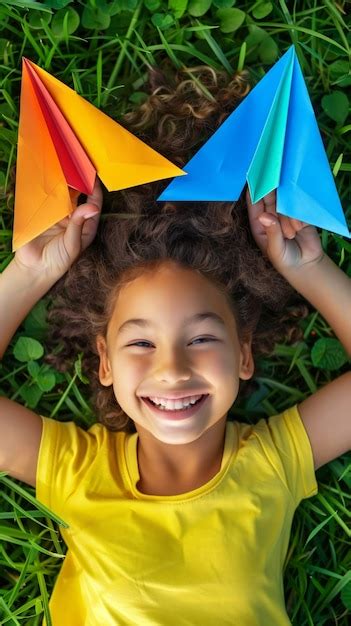 Un Enfant Jouant Avec Un Avion En Papier Photo Gratuite