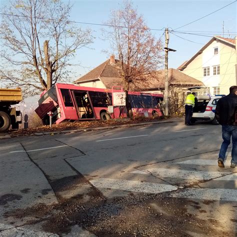 Autobus Uleteo U Dvori Te Patak Online Valjevo Vesti