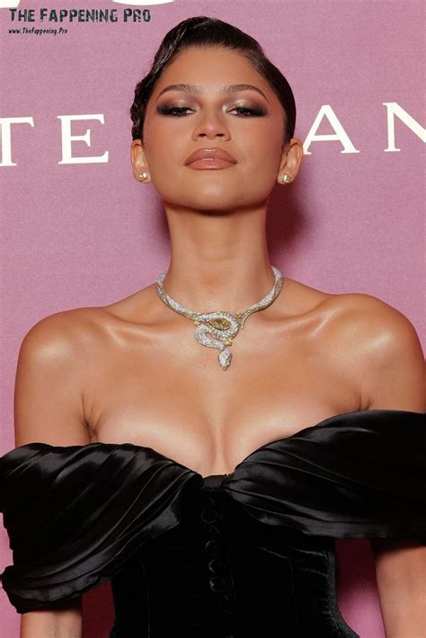 Zendaya Exposed Her Tits In Venice 10 Photos The Fappening