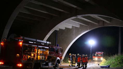 Br Der St Rzen Von Autobahnbr Cke Ein Toter