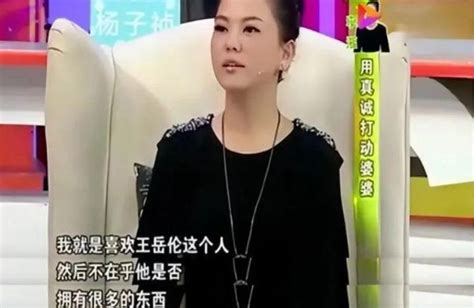 王岳伦带美女看演唱会！与王诗龄像同辈人，看来和李湘复合无望了腾讯新闻