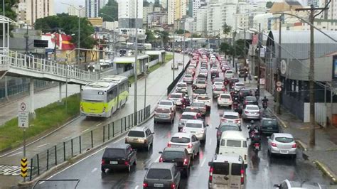 Chuva complica o trânsito em BH e causa transtornos nos aeroportos