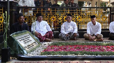 Ganjar Pranowo Berziarah Ke Makam Kh Hasyim Asyari Dan Gus Dur Foto